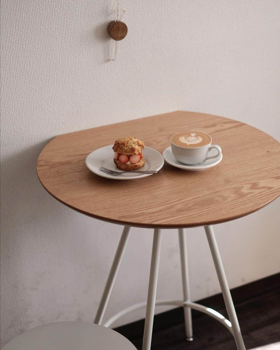 のインスタグラム：「_✔︎ . . 最近ハマっている @finn_coffee さんの いちごみるくスコーン . . この1ヶ月で早くも3回のリピート いちごの甘酸っぱさとミルククリームの相性が良く、 スコーンのざくざく感がマッチしていて美味しいのです。 . . 期間限定とのことなので、 終売までにたくさんいただきたい😮‍💨 . . #finncoffee  #finn_coffee」
