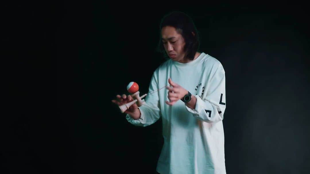 Hiroki Iijimaのインスタグラム：「⬇ 🔊 「心揺さぶる、神サウンド。」 Xperia 5 IVは大音量で音質もいいのでパフォーマンス前のフリチェックに役立ってます！ . 🎬 #VideographyPro #ShotonXperia . 最近ハマってるトリックを系統別にまとめてみました👍🏻 動かないスタイルの時はクセある小ネタが好きです。 . ・ ・ ・ #Xperia #Xperia5IV #Xperiaアンバサダー #kendama #01heads #zoomadanke #kromkendama #pr」