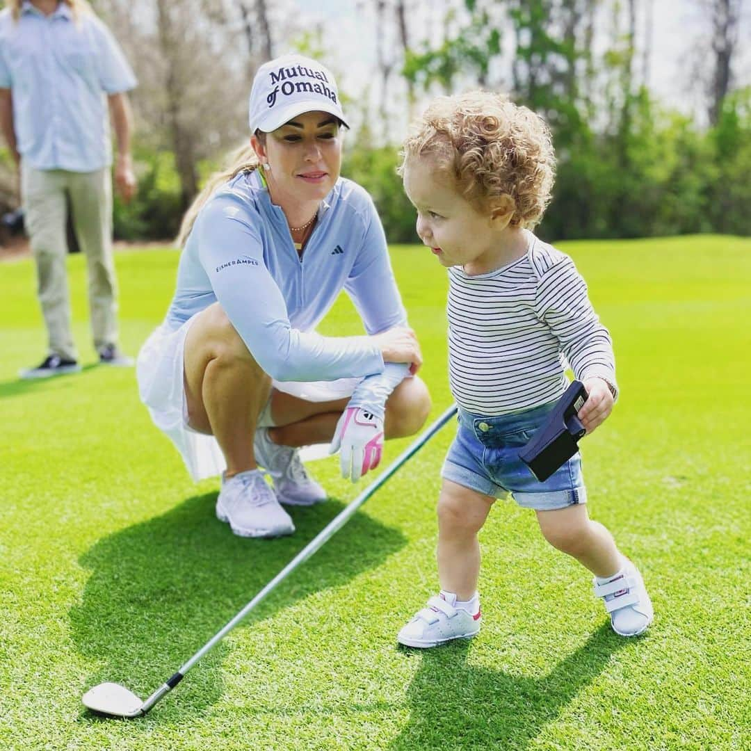 ポーラ・クリーマーのインスタグラム：「Watch out world my mini Pink Panther is coming for you ❤️❤️ #internationalwomensday #neverapologizeforbeingstrong」