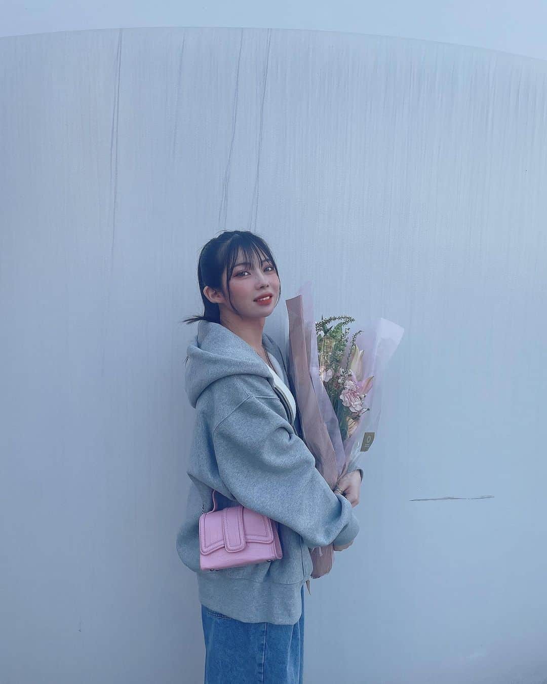 のインスタグラム：「. . こんな大きい花束貰うことないからめちゃめちゃ嬉しい💐💐✨ . あと最近このピンクのバッグにハマってるんやけど マジ財布入れたらほか何も入らへんから ちょっとしたお出かけの時にしか使えへん😂😂 . でも結局小ちゃいのが可愛いんよなwww . . . #ootd #fashion #code #style #bag #spring #ファッション #コーデ #春 #春コーデ #zara #gu」