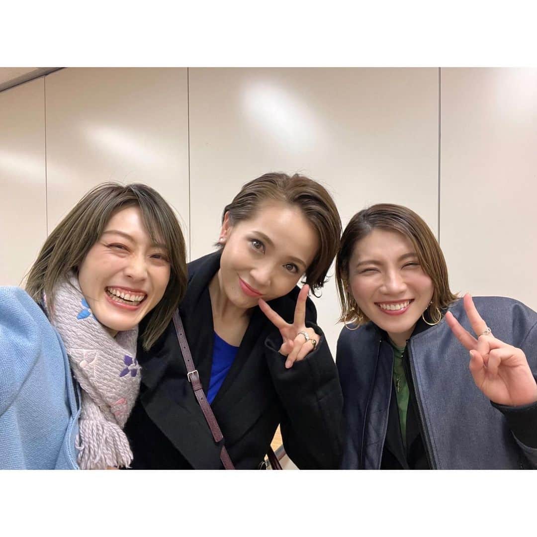 壱城あずさのインスタグラム：「. 楽屋はイエロー如月とグリーン天寿と一緒でした💙💛💚 もちろん朝から大騒ぎ😂 ⁡ イエローは久しぶりに喋りすぎて噛みまくり、グリーンは相変わらず言い間違いが激しく、私に「顔が柔らかくなった」と伝えたかったのか「顔がたるんだ」と真顔で言ってくるし。 朝からつっこむのが忙しかった〜💦 ⁡ そして可愛い可愛いあーちゃん（綺咲愛里ちゃん）が楽屋にご挨拶に来てくれた途端、イエローはデレデレしながら ⁡ 🟡「あーちゃん♡写真撮ろ〜」 ⁡ その直後、私と目が合ったイエローは仕方なしのテンションで ⁡ 🟡「あっ…壱城さんもあとで撮りましょ」 ⁡ 🟦「絶対撮らん」 ⁡ ⁡ そんな昔と変わらないやり取りをしてる時間がとっても心地良かった〜☺️ ⁡ ⁡ #紅5 #可愛い下級生 #如月蓮 #天寿光希 #壱城あずさ #しーらん ⁡」