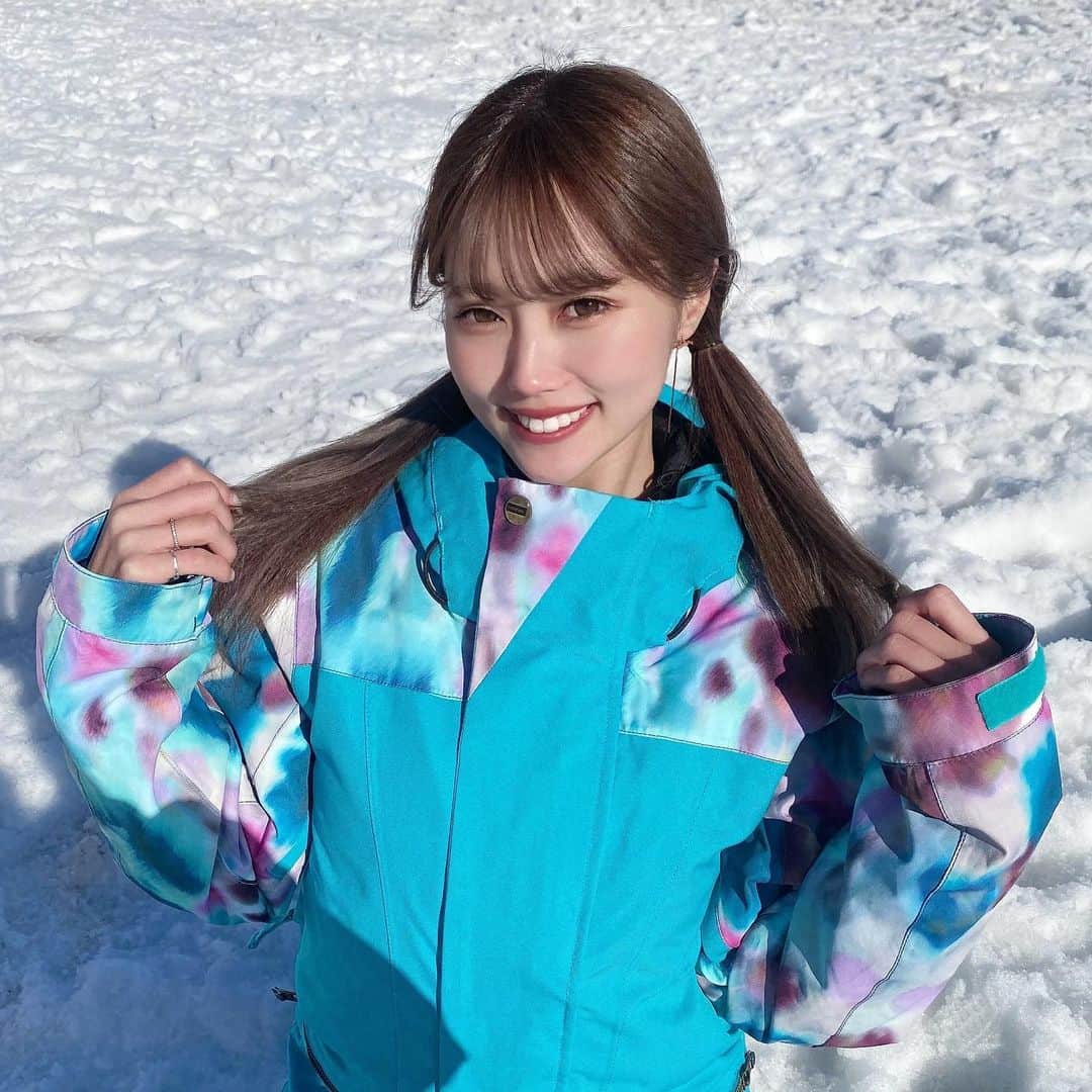羽方るなのインスタグラム：「ツインテールとか何年ぶり？？？🤣🤣👧  まだ雪あったの感動🥹🏂☃️  #スノボ #instaphoto」