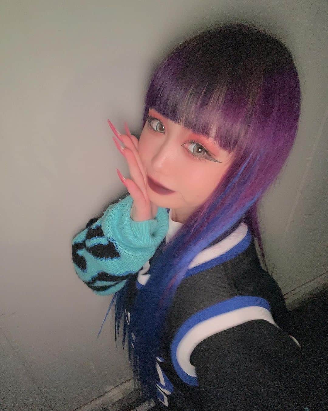 のインスタグラム：「． 派手髪、復活したよおおお💜💙 やっぱり派手髪が1番だし、 しっくりくる🌈👑✨ ･ ･ ･  #instagram  #insta  #instamood   #fyp  #y2k  #派手髪女子  #ストリート系女子」