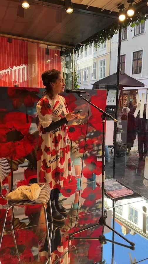 マッツノーガードのインスタグラム：「@nazilavida performing spoken word ❤️」