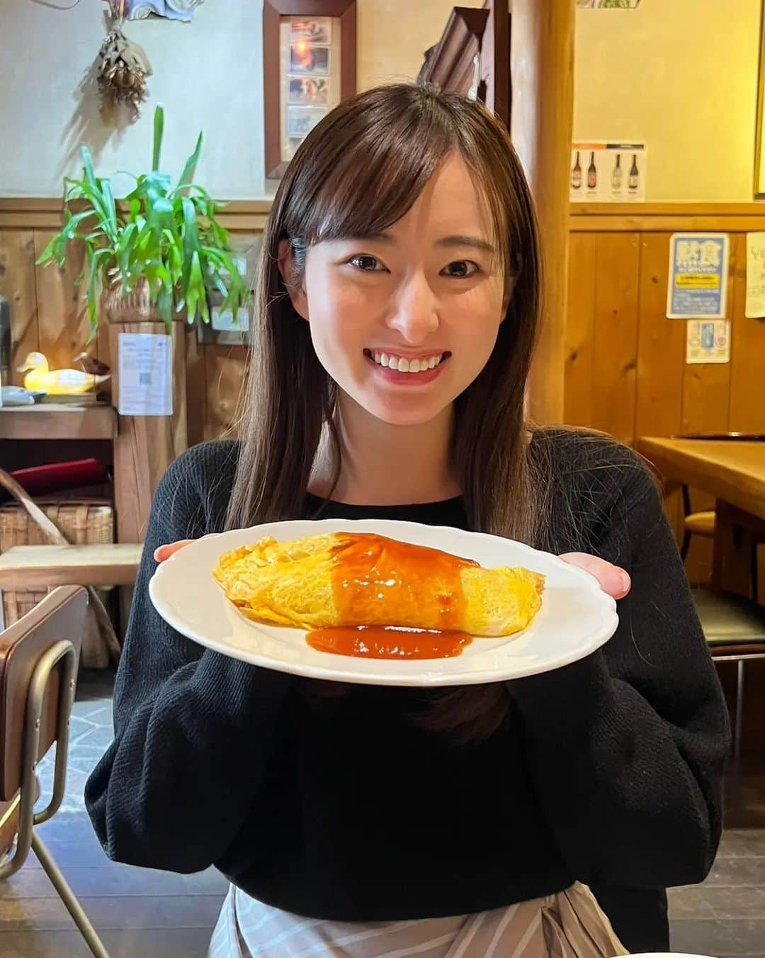 華雪りらさんのインスタグラム写真 - (華雪りらInstagram)「.⁡ ⁡.⁡ ⁡オムを食べた日のこと⁡ オリジナルの香水を作りに行ってきました！⁡ ⁡普段はほとんど香水は付けないのですが、誘ってくれて興味があったので行ってきました^^⁡ ⁡色んな香りの中から何種類か好きな香りを選んで調合して最後に好きな色を入れて作ってもらいました！⁡ ふんわり付けるとわりと好きな香りに出来上がりました🤭⁡ ⁡作っていく工程が楽しかったのと、ボトルのデザインが可愛かったです🥰⁡ ⁡香水の名前は“Ericanland” ⁡ ⁡なんそれ🤣⁡ お友達に名付けてもらいました🤭⁡ ⁡.⁡ ⁡その後、ご飯屋さんを探していたら洋食屋さんがあったので入って大好きなオムライスをいただきました😊⁡⁡ ⁡ソースが混ざったケチャップで美味しかったです^^⁡ ⁡.⁡ ⁡.⁡ ⁡ #オム ⁡」3月8日 20時29分 - hanayuki_rira