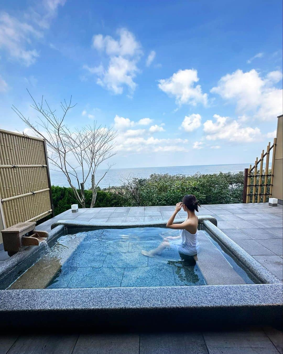 姫奈のインスタグラム：「.  時差🥹  お部屋の露天風呂から見える海が 絶景で4.5回は一人で入った🧖🏻‍♀️♨️  #間人温泉炭平」