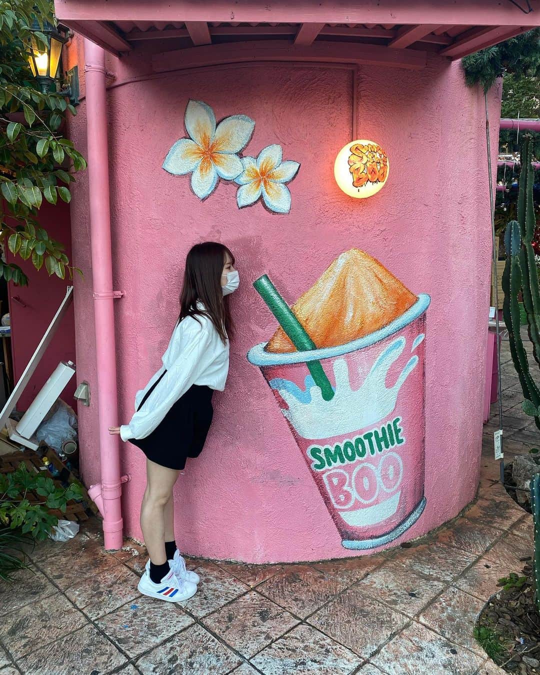 今中沙季のインスタグラム：「ゆっくり写真撮れたのがこの日だけだった🥹 沖縄また行きたいな🤍  #アメリカンビレッジ #食べてばっかだった笑」