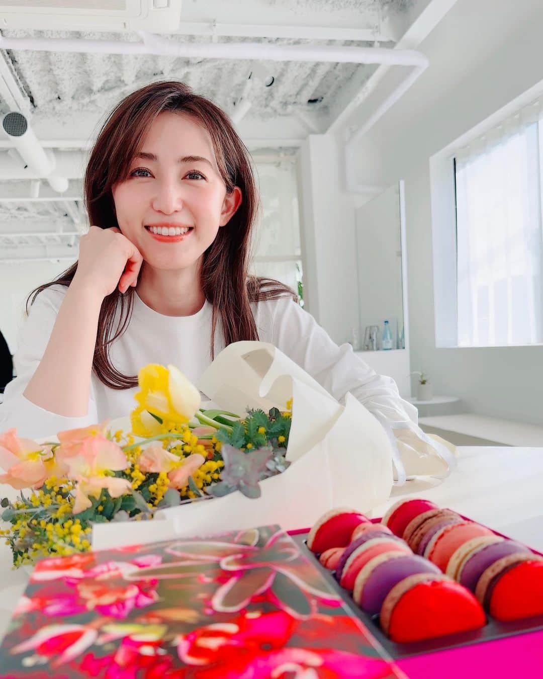 有村実樹のインスタグラム：「📷 差し入れのピエールエルメのマカロンとミモザの花束に囲まれて、撮影の合間の幸せなひととき☺️ ⁡ 今日はスタジオまでの道のりにある何軒かの花屋さんの店先にミモザが並んでいたり、街ゆく男性がミモザの花束を持っていたり、、 #国際女性デー が浸透しているのを去年以上に感じたなぁ。 ⁡ 春の暖かさも気持ちよくて、良い一日となりました。 ⁡ ⁡ ⁡ ⁡ ⁡ ⁡ ⁡ ⁡ #スキンケア #美容 #美容好きな人と繋がりたい #メイク #コスメ #コスメ好きさんと繋がりたい #美容研究家 #植物療法士 #有村実樹 #国際女性デー #ピエールエルメ #撮影 ⁡ ⁡ ⁡」