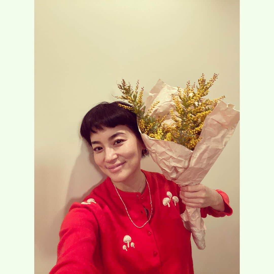 桃生亜希子のインスタグラム：「今日は一日　家の用事を済ませたりしていて、国際女性デーだってことも知らなかったけど、一日の終わりにかずみちゃん　@kazumismile とたけちゃん @wakuwaku_1983 が、お家のミモザをプレゼントしてくれた！✨ 　 　満月🌕とミモザのパワーですごく幸せな気持ちになったよ。 　ありがとう🧡  　この世で今、女性として生きていること。 　色んなことをひっくるめて幸せに感じる。 　 　もはや、男でも女でもいい。 　 　今ここにいる幸せ、奇跡に感謝して楽しんで生きていきたい。 　 　忘れてもまた思い出して、 人生を思いっきり謳歌しよう。✨ 　 　今までの歴史で起こった全ての痛み、悲しみが癒されて、 これから新しい世界を私たちで創り出していけますように。🙏  　始まりは、自分から。 　🌞  #国際女性デー2023　#国際女性デー　#ミモザの日　#ミモザ　#mimosa #internationalwomensday #ありがとう　#love」