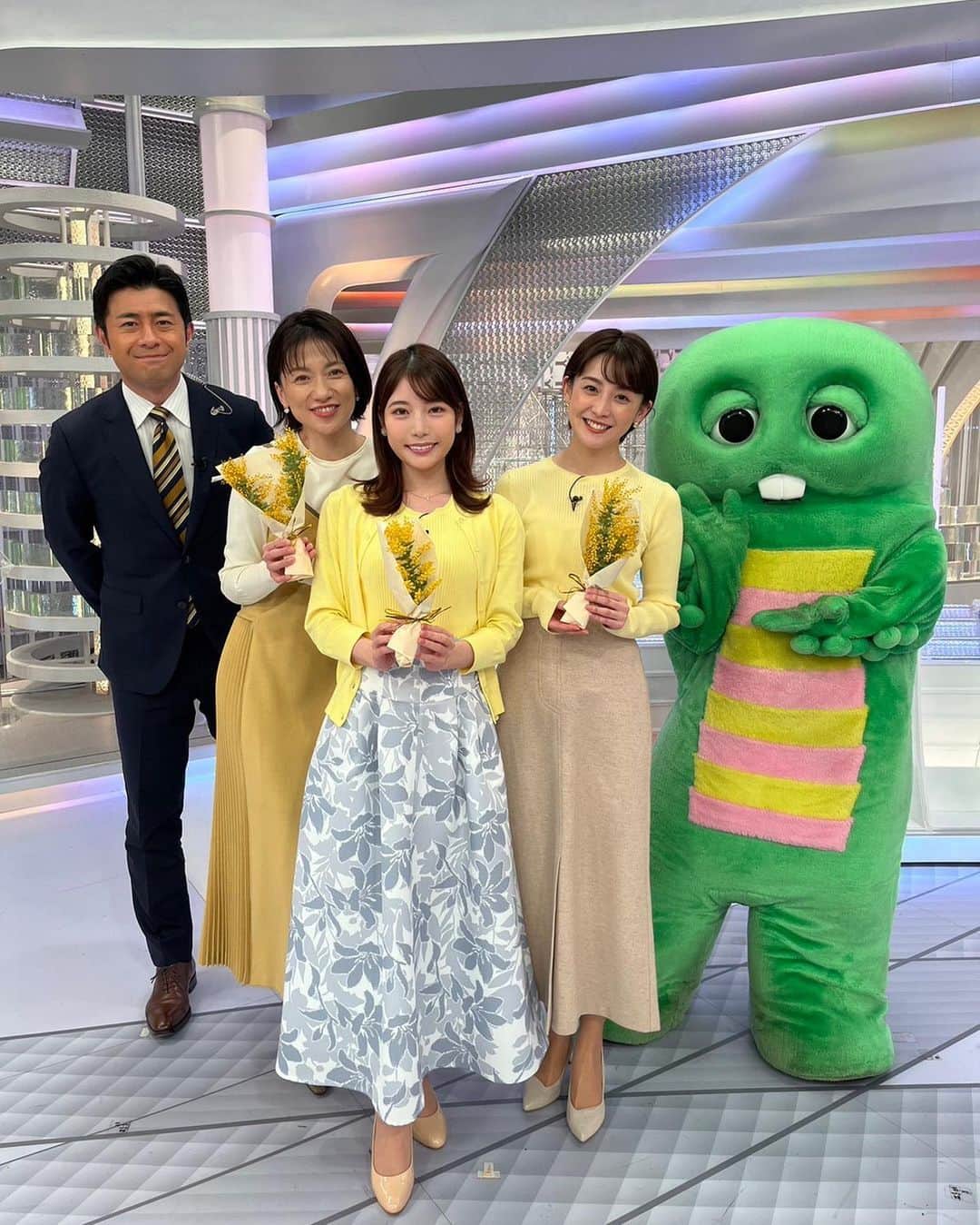 フジテレビアナウンサーのインスタグラム：「今日3月8日は国際女性デー！  ミモザの日とも言わることにちなんでミモザカラーの衣装part2 です🌼  #ミモザの日 #国際女性デー #フジテレビアナウンサー」
