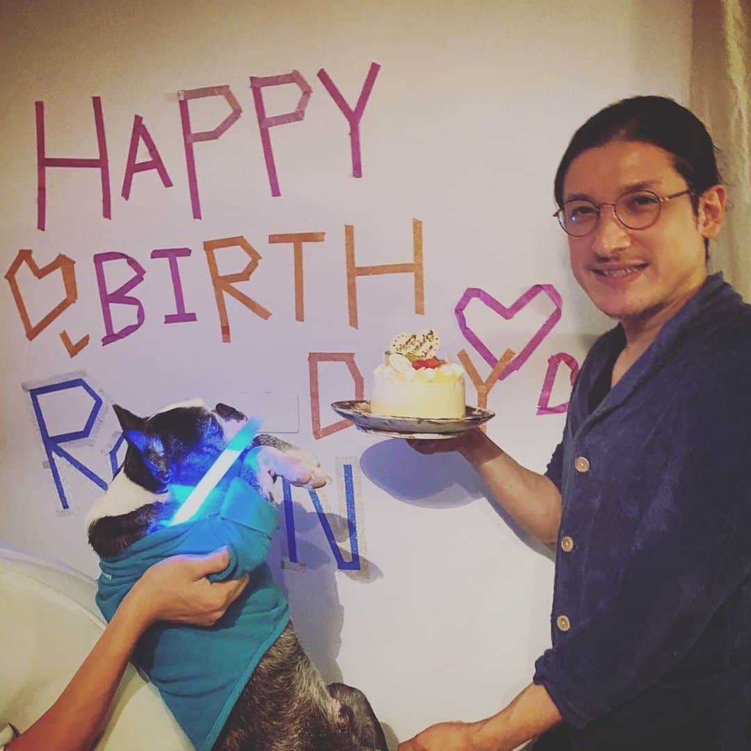 のインスタグラム：「また一つ歳を重ねました お祝いのメール、メッセージありがとうございます！  予想より長生きしてるな〜と思う一方 まだまだやりたい事もあったりするし 丁寧に生きたいなと思う所存です。  今年は思う所あって、依頼頂く音楽仕事は基本断らない（ちゃんと向かい合ってみるといいますか）と公言してたら マジで白目剥く程忙しい。笑  依頼頂いくこと自体、有難い事でいつも感謝してます。 頑張って良い音で返します！」