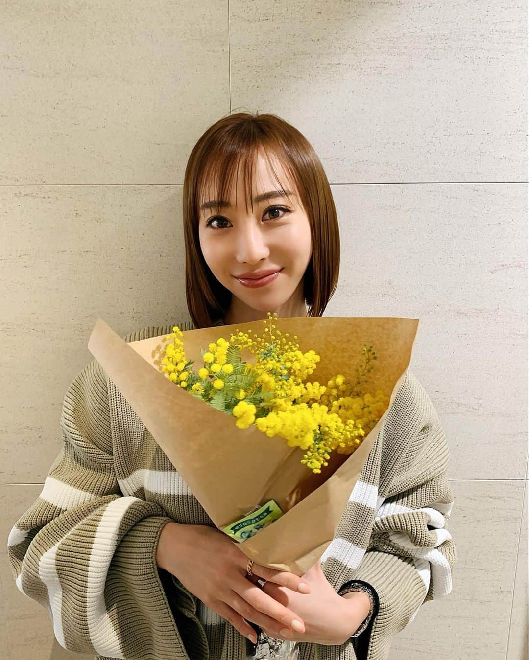 秋倉諒子のインスタグラム：「International Women’s Day🌼  誰もが日々考えたり、人生と向き合って奮闘してる 私もまだ模索中だけど  みんな本当にすごい！！😭✨ お仕事してる人も、家庭を守ってる人も 今日を生きたあなたへお疲れ様した🥹🌼 偉い！！今日はそんな自分を沢山褒めてあげたい💛  それぞれ在りたい自分で、 自分らしく輝いていきましょうね🕊  ミモザの花言葉は「感謝」「優雅」「感受性」「思いやり」「秘密の恋」💛  最近の髪はちょっと明るくして春気分🌸 カラーリタッチとトリートメント✨ トリートメントは感動するくらい一回でツルツルに👨‍🦲✨ 前髪もちょっと切ってもらったよん！ 石田さんいつもありがとう💇‍♀️💈  #国際女性デー　#ミモザ　#感謝の日」