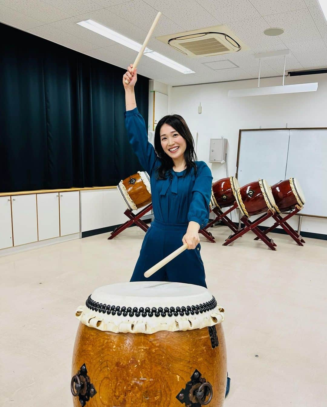 佐藤美樹さんのインスタグラム写真 - (佐藤美樹Instagram)「. ✎︎＿＿＿＿＿＿＿＿＿＿＿＿＿＿ . . わんこそば101杯🥣完食後の 満足感でいっぱいの私です✌️📸✨ . . オンリーワンをテーマに プラネタリウムを製作する会社や パーソナルコーヒー☕️ 横浜醤油など、 プロフェッショナルの皆さんの お話しに沢山刺激を頂きました。 . . 南区特集では、 マスコットキャラクターみなっちに きゅん💓 . 今月25日のみなみ桜まつりの頃には ちょうど満開かもしれませんね🌸 . 桜舞うステージでの和太鼓、 きっと最高に格好良いだろうなぁ。。 ぜひ、多くの方に 見ていただきたいなぁと思いました。 . . ☺️🌸 . . . 衣装 @edist.closet  . ✎︎＿＿＿＿＿＿＿＿＿＿＿＿＿＿  #横浜 #ロケ #ヘアメイク  #衣装  #衣装提供  #エディクロコーデ  #エディクロ好きな人と繋がりたい  #パンプス  #カジュアルコーデ  #オフィスコーデ  #スニーカー  #ブーツ  #アナウンサー  #佐藤美樹  #fashion  #smile  #yokohama  #trip  #happy  #photo  #ootd」3月8日 20時38分 - satomiki0224