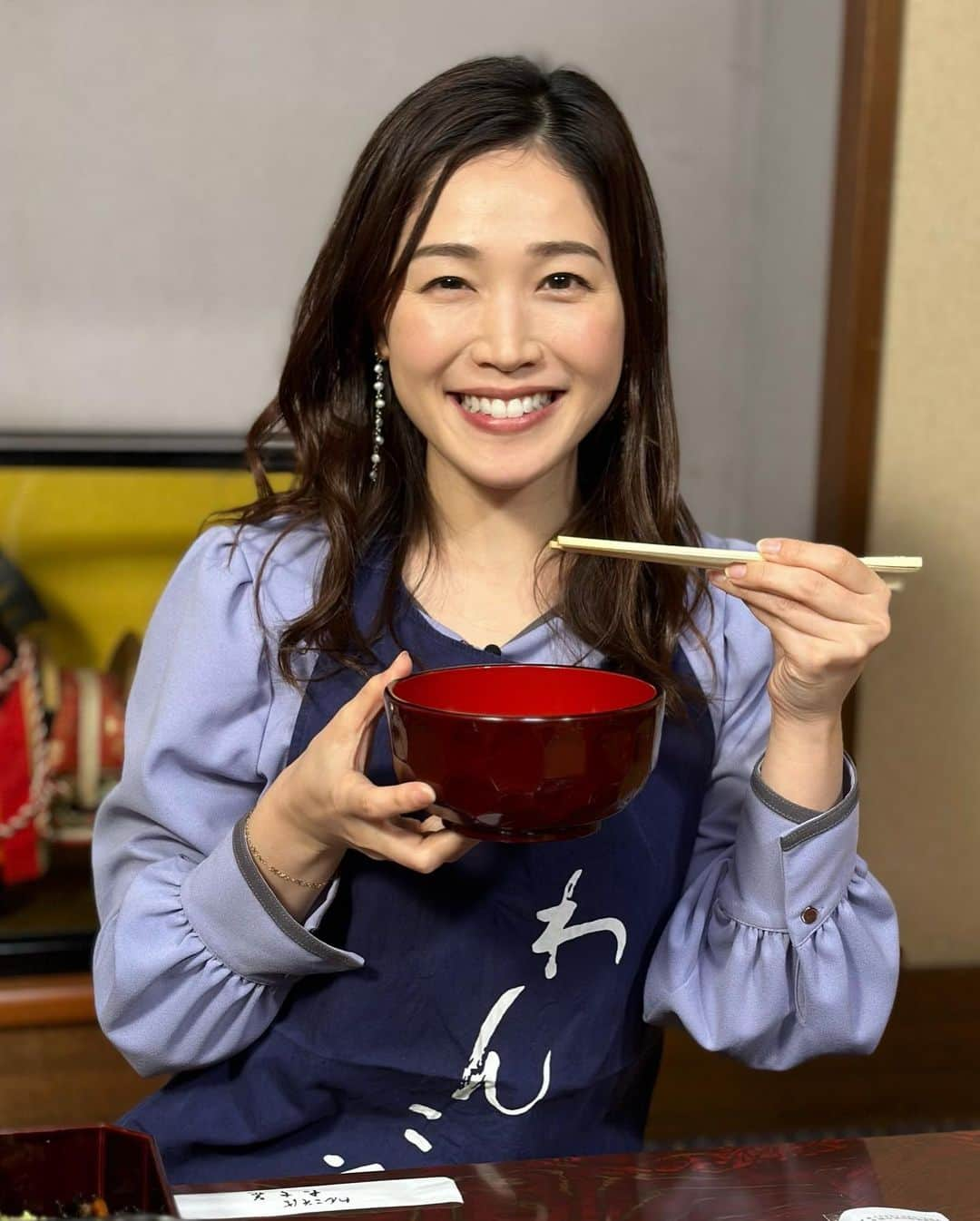 佐藤美樹のインスタグラム：「. ✎︎＿＿＿＿＿＿＿＿＿＿＿＿＿＿ . . わんこそば101杯🥣完食後の 満足感でいっぱいの私です✌️📸✨ . . オンリーワンをテーマに プラネタリウムを製作する会社や パーソナルコーヒー☕️ 横浜醤油など、 プロフェッショナルの皆さんの お話しに沢山刺激を頂きました。 . . 南区特集では、 マスコットキャラクターみなっちに きゅん💓 . 今月25日のみなみ桜まつりの頃には ちょうど満開かもしれませんね🌸 . 桜舞うステージでの和太鼓、 きっと最高に格好良いだろうなぁ。。 ぜひ、多くの方に 見ていただきたいなぁと思いました。 . . ☺️🌸 . . . 衣装 @edist.closet  . ✎︎＿＿＿＿＿＿＿＿＿＿＿＿＿＿  #横浜 #ロケ #ヘアメイク  #衣装  #衣装提供  #エディクロコーデ  #エディクロ好きな人と繋がりたい  #パンプス  #カジュアルコーデ  #オフィスコーデ  #スニーカー  #ブーツ  #アナウンサー  #佐藤美樹  #fashion  #smile  #yokohama  #trip  #happy  #photo  #ootd」