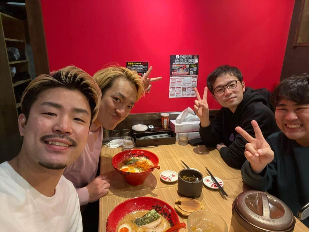 まもる。さんのインスタグラム写真 - (まもる。Instagram)「ライブ終わりにピンピンに辛いラーメンいただきました！！ ほんまピンピンでした！ 次の日営業向かう車でお腹痛すぎて高速途中下車してもらうぐらいピンピンでした！！  アーネストさんピンピンにご馳走様でした！！のよる〜〜♪」3月8日 20時38分 - mamorumomo