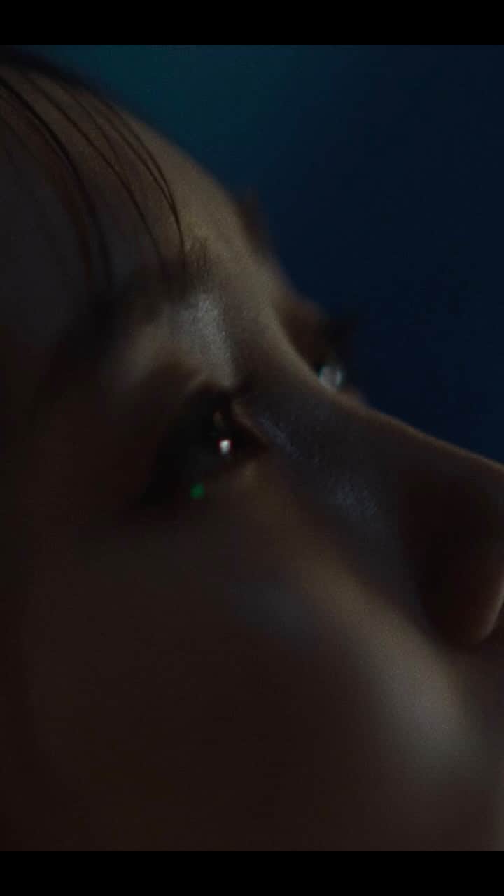幾田りらのインスタグラム：「「サークル」Music Video プレミア公開ありがとうございました🕴🏻 いかがでしたか？ 感想教えてね💭  ◆幾田りら  1日1日の繰り返し。まるで同じ円をぐるぐると永遠に回り続けているようで、変わり映えのない景色に、明日を想像することすらしんどい時もあります。  「いつまでこの日々は続くのだろう。」 オーディションで選ばれない日々、月に5,6本のライブと、時には街に出て路上で歌いながら、夢を追いかけ過ごしていた高校時代に、携帯のメモに綴っていました。 今幼少期から夢見ていたことの一つ一つが現実になっていく中で、変わってきた思いと変わらない思いのどちらもが支えあって日々の生活があると実感しています。 自分自身と一対一で対話しながら、楽曲と向き合う毎日は、これまでもこの先もずっと私が戦い続けていくもの。 けれど変化を経験した今だからこそ、同じような円の積み重ねでも、角度を変えて見れば、ちゃんと少しずつ螺旋を描いて上っていけているんだと思えるようになりました。それが理想だったとしても、信じて希望を抱くことで、明日を迎えることが少しだけ楽になれる気がしています。たまに立ち止まって休憩しながら、一度きりの人生を出来るだけ後悔なく歩み続けたい。そう思っています。  中澤監督は楽曲のメッセージの一つ一つを丁寧に拾いつつ、「サークル」に新しく立体的な視点を描いてくださいました。台湾というロケーションは目に映るもの全てが新鮮で、新しい世界を切り拓きたいと願うこの楽曲にピッタリの最高の舞台でした！  皆さんにとって、明日へのネガティブが追い出せるような、強く踏み出していけるようなMusic Videoになれたら嬉しいです。  ◆MV監督・中澤太 コメント 『サークル』というこの楽曲を聴いた時に、歌詞の中に「繰り返す」そして「螺旋を上がっていく」など２つの軸が同時に描かれている印象を持ちました。映像も鬱屈とした世界と飛び出した世界の二つの次元で表現しています。  変わり映えがしない毎日でも、実は無意識に目に見えない変化の海をサバイブしている。 みんながそうやって日々を乗り越えていっている様な現代性を『風の主観』として描くことを目指しました。  実際に現地では飛んじゃいそうなくらいの強風が吹き荒れまくっていましたが、 その風を押し返す様に、むしろ乗りこなしているような表現を終始してくれた様は本当にカッコよかったです。  めくるめく気候の変化のあった台湾撮影でしたが、りらさんの天真爛漫さと躍動感に引っ張られ スタッフと共に海外での最高の撮影、旅になったと思います。  多謝！！」