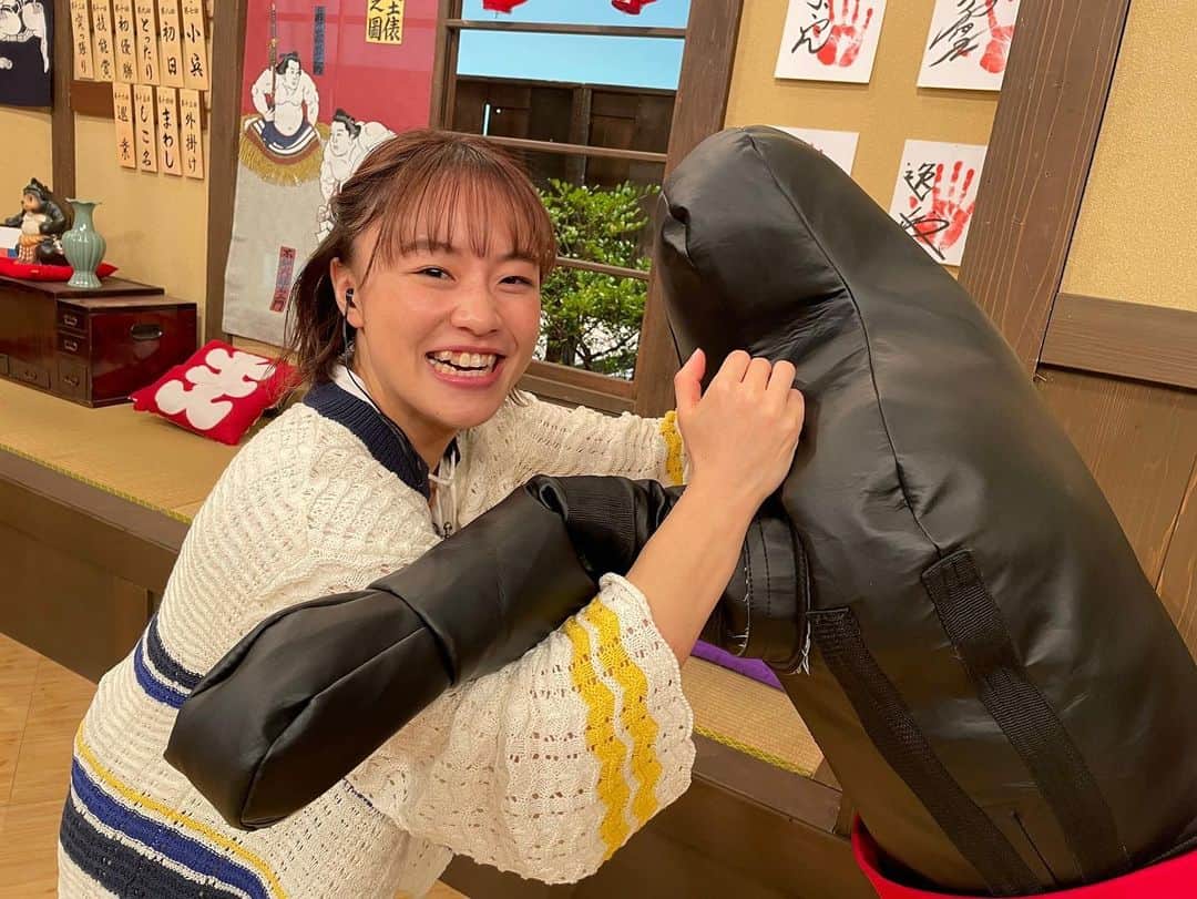 登坂絵莉さんのインスタグラム写真 - (登坂絵莉Instagram)「3/11(土) ⏰17:00~ #NHKBS1 #大相撲どすこい研 に 出演しております💁🏼‍♀️  今回は、相撲の「肩透かし」という技の特集です！🤲  似ているようで似ていなかった 相撲とレスリング。 土俵が狭い分、技術が凝縮されているように思いました！  改めて相撲の楽しさを感じたので、これからもっと自分なりに深掘りしていこうと思います😼✨  #大相撲どすこい研  #相撲 #レスリング #肩透かし」3月8日 20時43分 - eri_tosaka