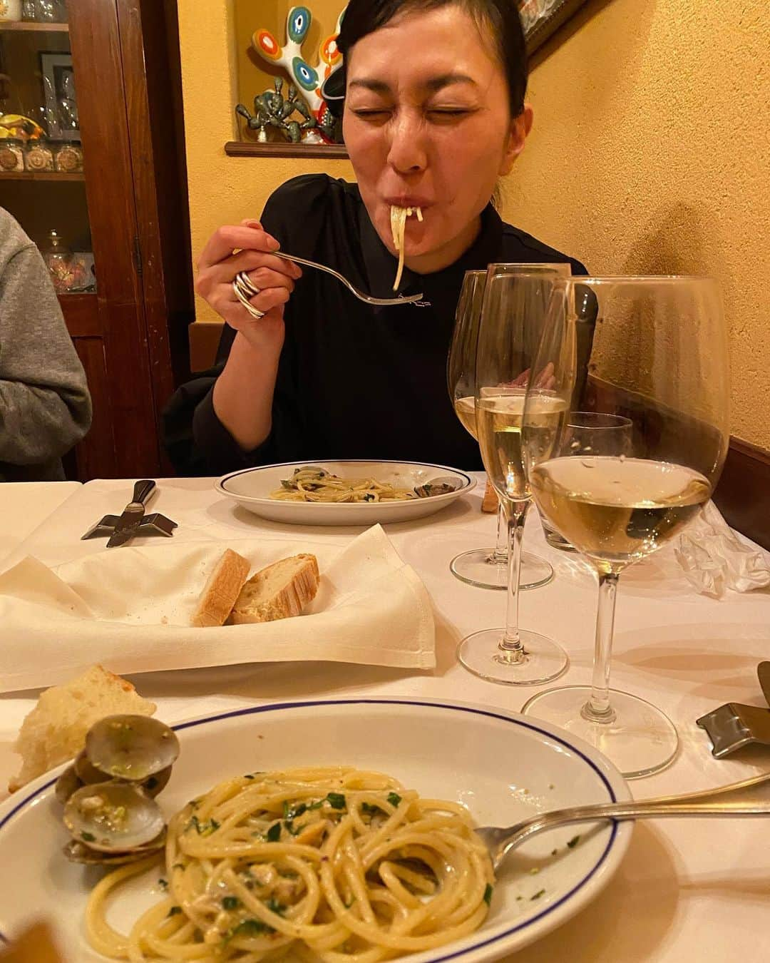 長谷川京子さんのインスタグラム写真 - (長谷川京子Instagram)「かわい子ちゃんとパスタ。 たまらんですな。  久しぶりに訪れたドンチッチョ。 やっぱり大好き。 アサリのボンゴレにレモンとピスタチオが。 家でも作ってみよう。 この日は @michikokichiseちゃんも一緒に。 携帯で撮って皆さんに聞いてもらいたいと思うくらい、面白い話をたくさんしてます🤣  @yukaitaya  #ドンチッチョ#dinner」3月8日 20時43分 - kyoko.hasegawa.722