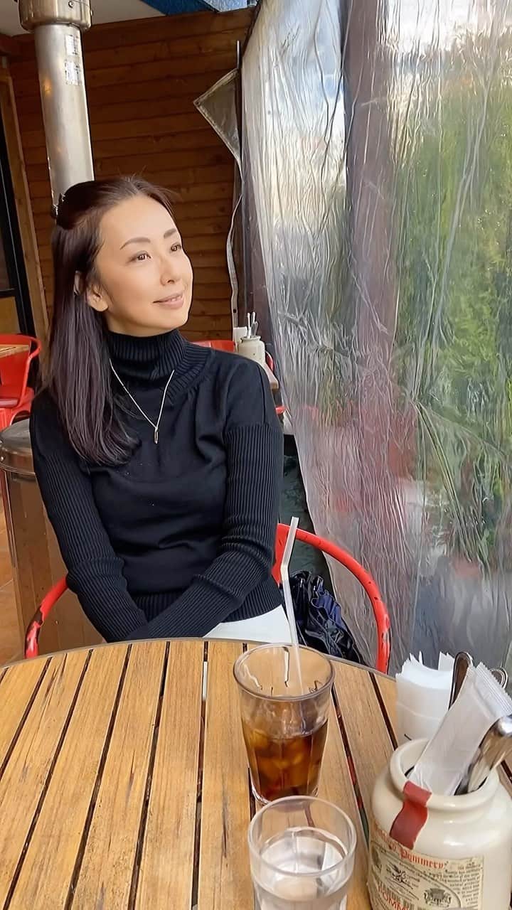 田村翔子のインスタグラム：「今日は暖かいので、仕事の合間にテラスのあるお店でランチ😊 よい気分転換になりますね☀️  #ランチ#テラス#ライフスタイル#lifestyle#田村翔子#春を感じる」