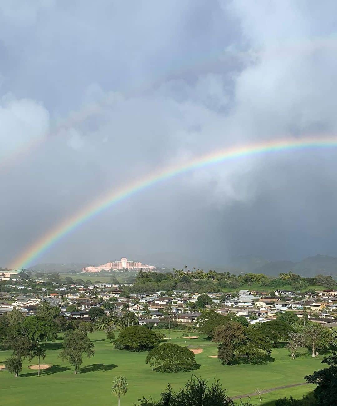 花田美恵子さんのインスタグラム写真 - (花田美恵子Instagram)「週末 ハワイに行ってきました🌈  9ヶ月ぶりなのに みんな 「お帰り〜😊」 って言ってくれるのが とっても嬉しい💛  前回と同じ場所で写真撮ってみました  ハワイは雨季で 1ヶ月くらい ずっとこんなお天気なんだそうです  #hawaii #honolulu #rainbow  #ハワイ #レインボー」3月8日 20時57分 - hawaiimieko