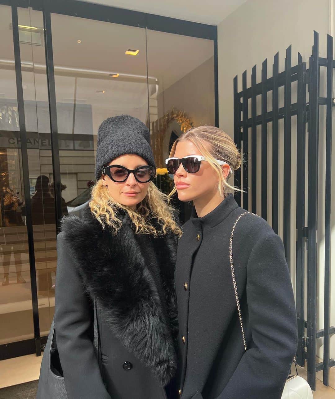 ソフィア・リッチーのインスタグラム：「Soeurs 👧🏼👧🏼」
