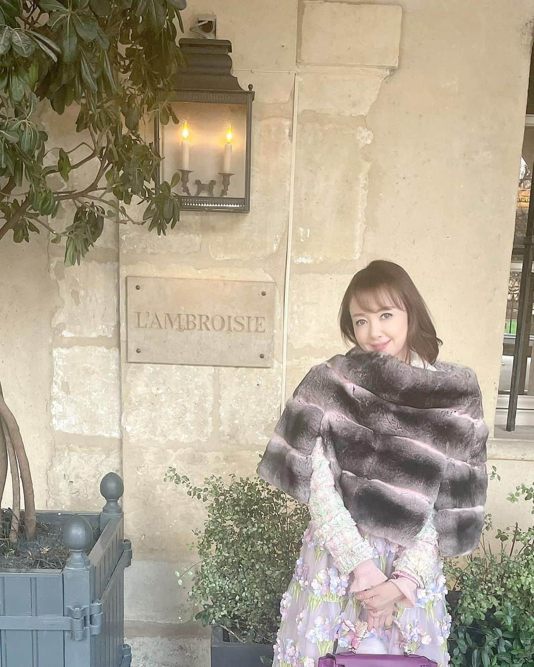 麻生あくらのインスタグラム：「9 Pl.des Vosges 75004 L’ambroisie Paris 🌹  #lambroisie #michelin #paris #jaimeparis #restaurantfrancais #bernardpacaud #placedevosges  #akurarobe #akurainparis   #フランス料理を愛しています #華」