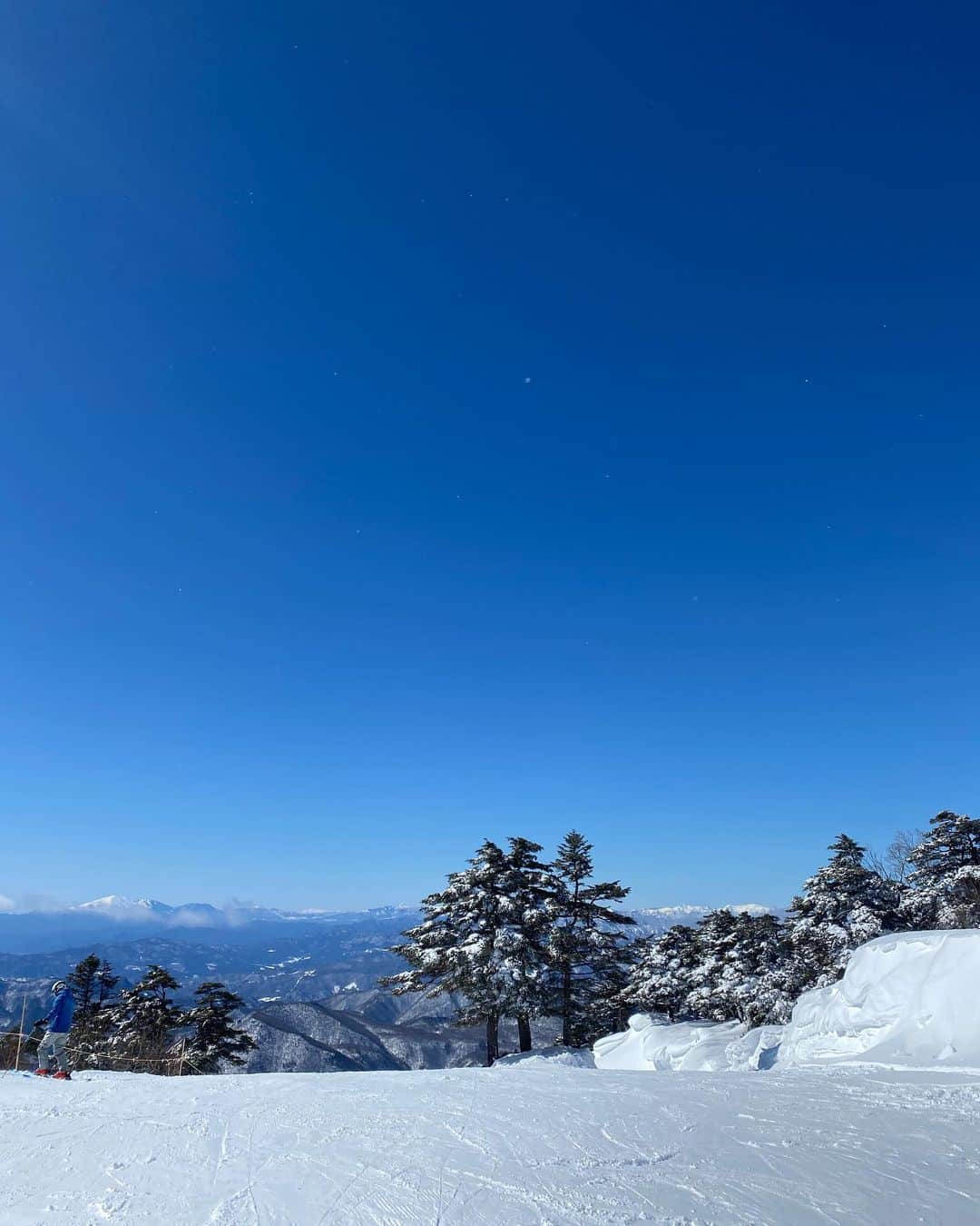 meiのインスタグラム：「. 晴れてないと見れない 雪山の上からの絶景を久しぶりに見た🗻✨  心を浄化してくれるような 冷たい風とこの景色は最高！  曇ってると全く見えないけど 晴れた景色はこんなに高いとこにいるんだ！ ってビックリするし大自然に感動する。  空からふってくる雪はキラキラ光ってた！ とんでもない雪国行きたいな。   #雪山 #川場スキー場 #スノボ女子  #大自然 #絶景 #最高 #パワースポット  #青空 #雪げしき」