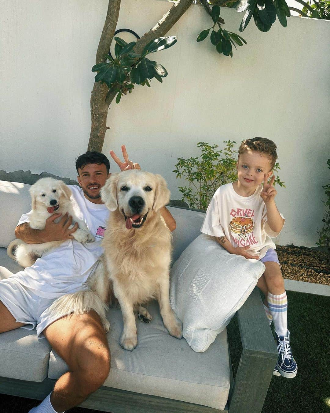 Caroline Receveurさんのインスタグラム写真 - (Caroline ReceveurInstagram)「My boys! 🥹 Welcome home Yashutuyashu 🐶🦴🥷🤍」3月8日 20時53分 - carolinereceveur