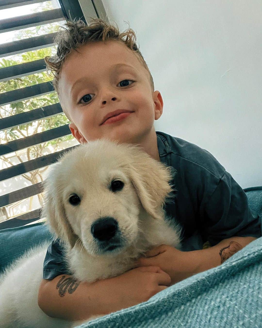 Caroline Receveurのインスタグラム：「My boys! 🥹 Welcome home Yashutuyashu 🐶🦴🥷🤍」