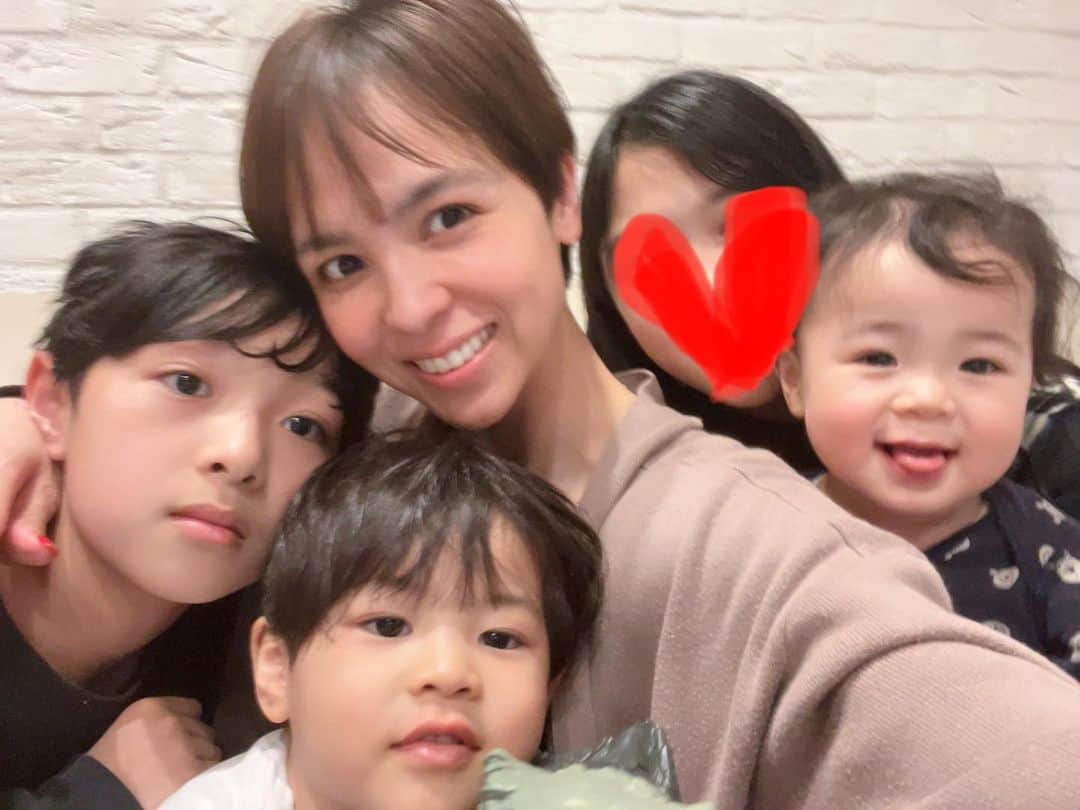 鈴木サチのインスタグラム：「. 今日は国際女性デー🥰😍 . うちにミモザはないけど😂子供たちの笑顔がたくさん😊😌 . . #国際女性デー #ママ #ママモデル #モデル #4児ママ」