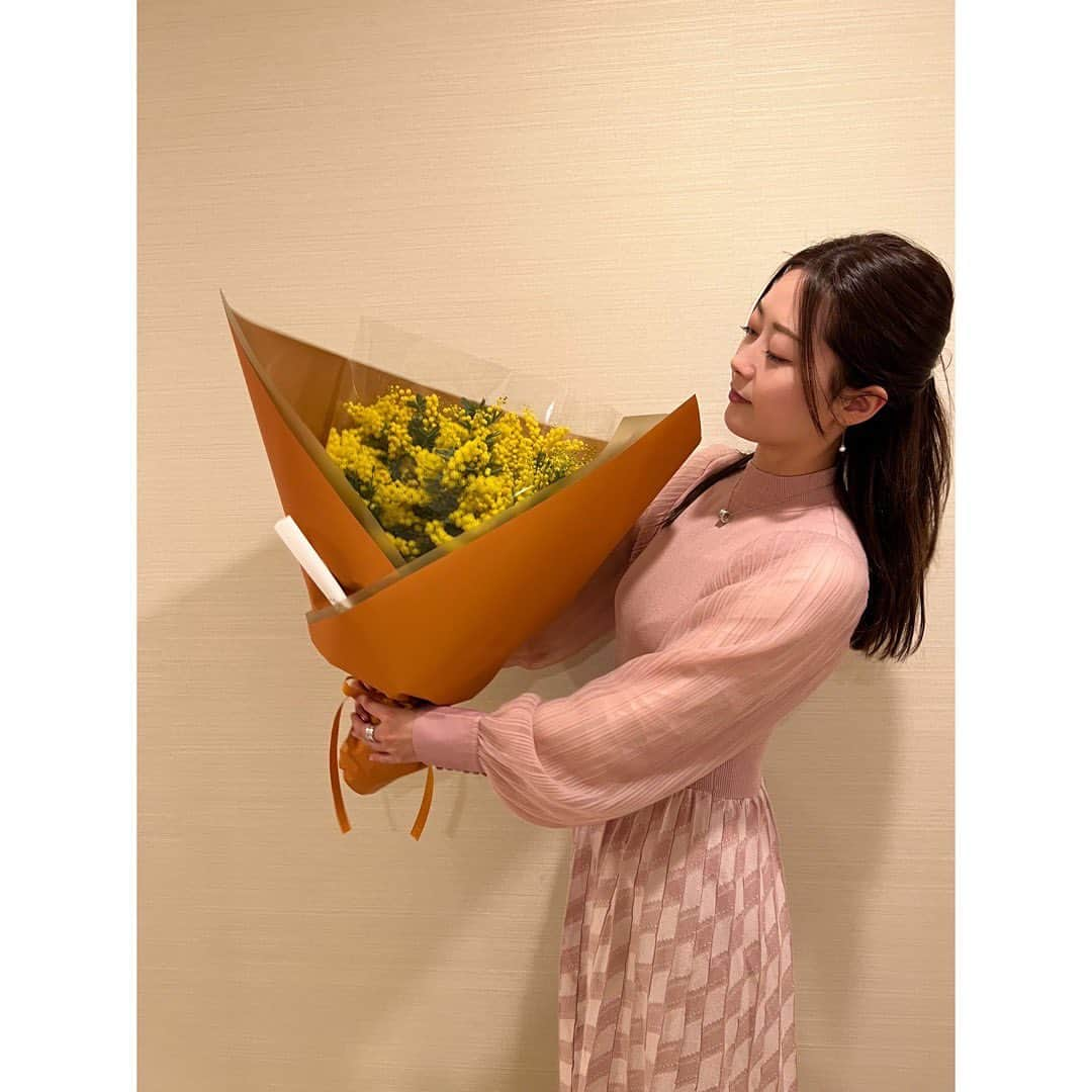 山下莉奈のインスタグラム：「3/8は国際女性デーです🌼 素敵なミモザを贈っていただきました。 Thank you  @bulgari   ブレないって難しいけれど、芯を持ち活動し続けてる女性はきらきら輝いてみえる✨ 私もいつか若い世代の方に素敵だと思ってもらえる生き方をしなくては。 がんばります🌼  #happywomensday #国際女性デー　#bulgari」