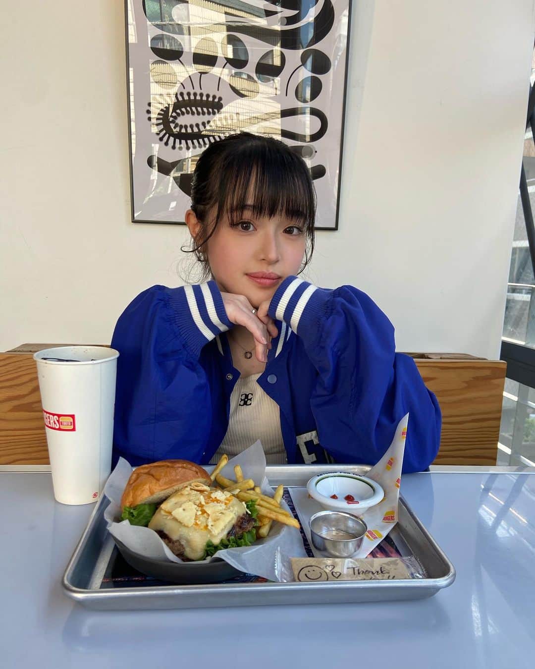 のインスタグラム：「親友とおでかけしてきました！ 古着屋巡り楽しかったな〜 #豊嶋花」