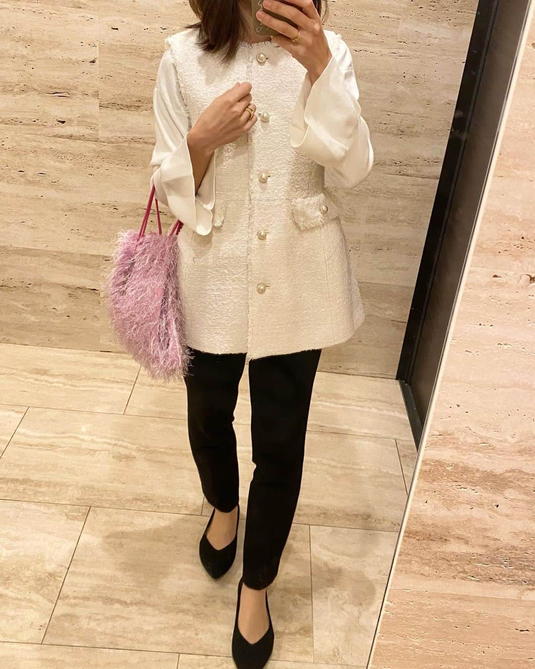 吉田早織のインスタグラム：「・ 明日発売の #パールボタンツイードペプラムジレ 秋に買いそびれてやっと🤍 ⁡ ⁡ 夏はノースリーブで、冬はタートル入れて1年中使えそう👏 ⁡ ⁡ @arpege_story の春物が可愛すぎます…☺️ ⁡ ⁡ ⁡ ⁡ ⁡ ⁡ #アルページュストーリー #arpegestory #ツイードジレ #ジレ #ジレコーデ #158cm #158cmコーデ  ⁡ ⁡」