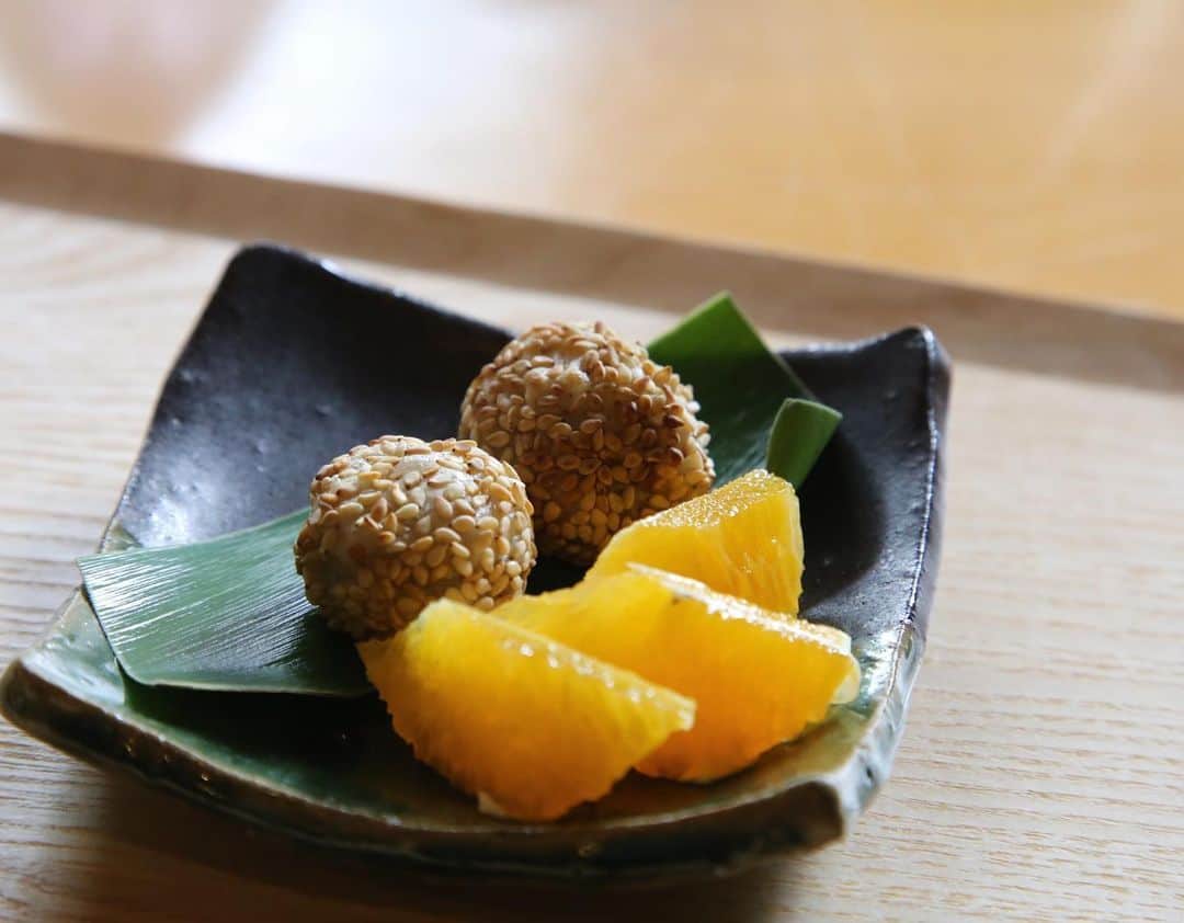 のインスタグラム：「３月よりmamayaの夕食のデザートを担当させていただいてます🥮 島の食材を使ったレシピというテーマで この日はゆし豆腐の胡麻団子を🍵 とうこさんの作るおいしいごはんは私も大大大ファンなので嬉しい！！ 少しでも力添えになりますように よろしくお願いします🤲🏻✨  📷 @yamanekocurry  素敵なお写真ありがとうももちゃん🤍」