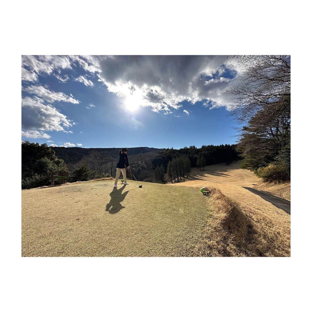 村井麻友美のインスタグラム：「『ギラギラ』お疲れ様会。 ギラギラ、ゴルフコンペへ参加して来ました。笑  ただただ楽しいゴルフでした！  そして、素敵な宿へお泊まり！！ ゴルフが終わったら、そのままお部屋の露天風呂へ！ お風呂も景色も独り占め〜 贅沢♡  そして満開の河津桜を見て春を感じて…  大好きな皆様との素敵な時間！ ありがとうございました♪ ＊ ＊ ＊ #⛳️ #ゴルフ #ゴルフ女子 #golf #河津桜 #🌸 #桜 #sakura #♨️ #温泉 #神崎順 さん #賀集利樹 さん #浦野祥鷹 くん #葉月星椰 くん #村井麻友美」