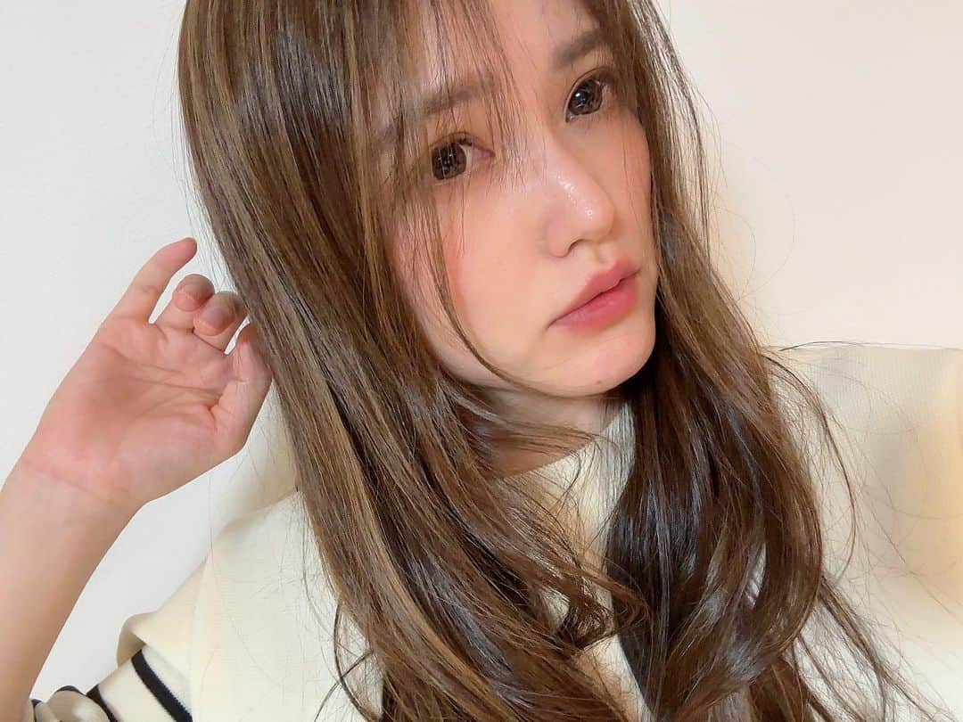 三島ゆかりのインスタグラム：「ちょっと期間あけると投稿するのやめちゃう癖あるよね🫠 ホントは投稿したいの山盛りあるんだけどなんか日にち経ってもういいやーとか思っちゃったり🥺 でもやっぱ記録として残したいから頑張ってあげまーす‼️  これは今日美容室行ってきたから💇‍♀️ 久しぶりにブリーチしてハイライト入れたよ✨ いい感じ〜🥰  #ブリーチ #ハイライト #託児所付き美容室 #ヘッドスパ #美容day #三島ゆかり #ゆかりんご #一児のママ #男の子ママ #followme」