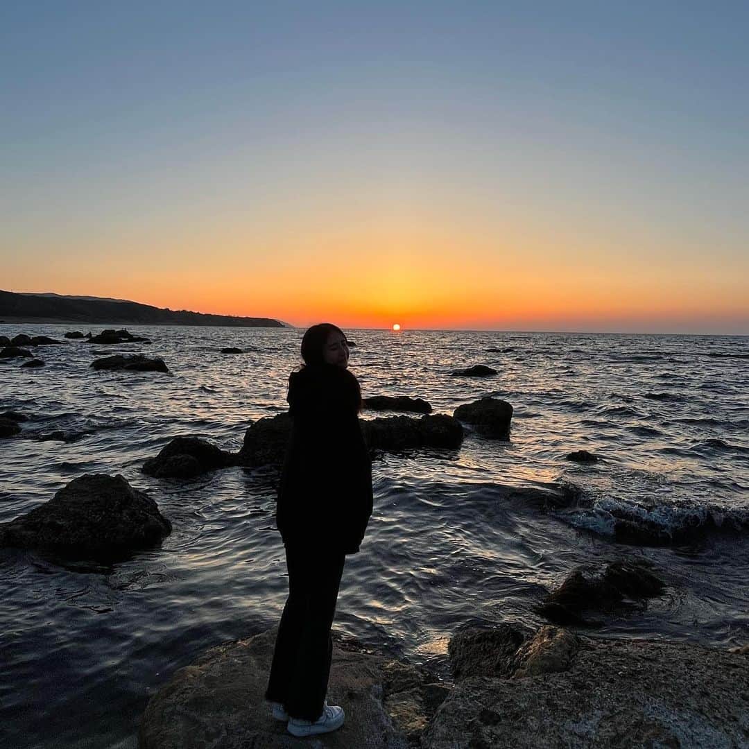大西陽羽のインスタグラム：「お昼は韓国パーティーして夕方夕日見てきた🇰🇷☀️ ここのキンパあきがよくライブしてる時に食べてるやつで大好きで、オードブル頼んだんだけどほんとに美味しくて2人でペロリでした⸜🫶🏻⸝‍ 東京にもこのキンパのお店作って欲しい(TT) @kanazawakimbapclub7」