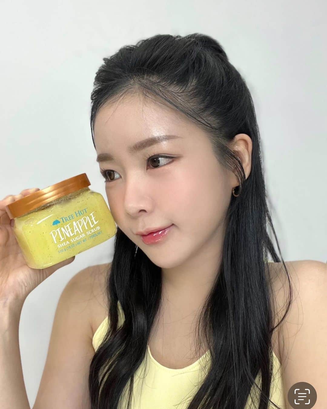 ウェイ のインスタグラム：「#광고 오늘 영상에서도 소개한 올리브영 6년연속 1위 바디스크럽! 트리헛에서 신상 파인애플 향이 나왔어요! 향기맛집인 트리헛이라 이번향도 정말 미치게 좋습니다,,🍍내내 코박고 있고 싶은 상콤달콤 파인애플 향! 샤워할때 기분이 너무 좋아져요.🛁🫧  오늘 소개해드린 향은 오직! 올리브영에서만 만나볼 수 있어요.💚 트리헛은 이미 정상가일때도 대용량에 가성비 제품으로 유명하고 스크럽 효과, 향, 가격 종합적으로 고려했을 때 왜 올리브영에서 6년동안 1위인지 써보신 분이라면 아실 거에요~! 파인애플 향을 포함한 바디스크럽 8종을 3월 한 달간 올리브영에서 할인한다고 하니 꼭꼭 써보세요!!  #올리브영 #바디스크럽 #트리헛」