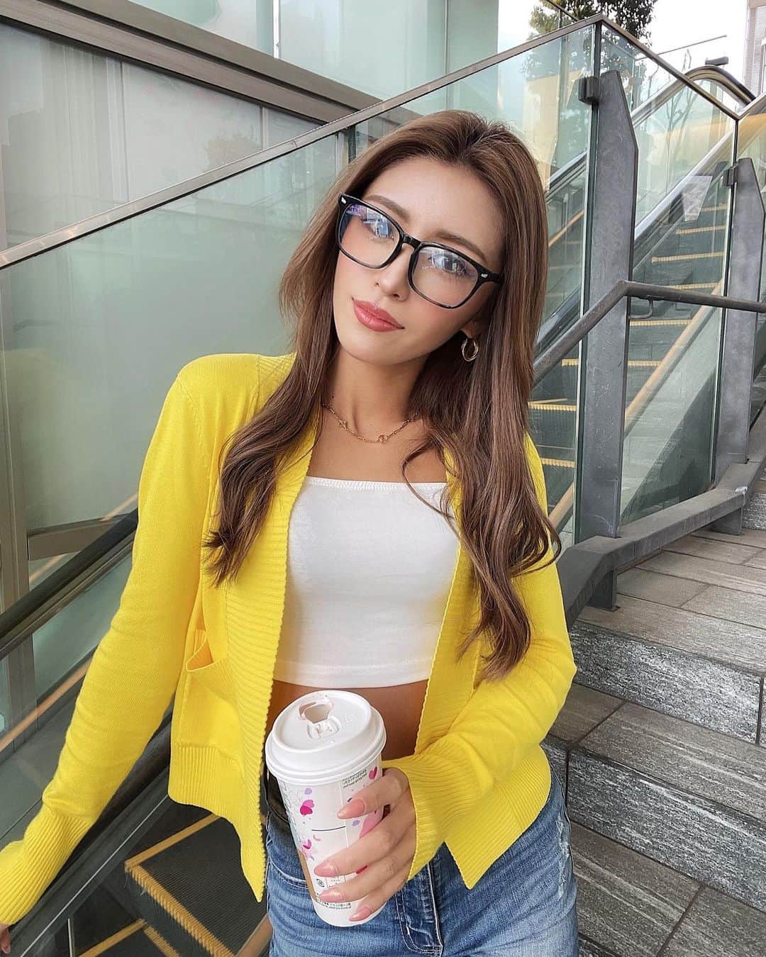 MIWAのインスタグラム：「💛🫶🏼🌈 ㅤㅤㅤㅤㅤㅤㅤㅤㅤㅤㅤㅤㅤ 春っぽいって好評だった このイエローのカーデも #shein ( ID: 7133267 )  パステルカラーが似合わないから 原色系には目がいっちゃうᯅ̈💗 ㅤㅤㅤㅤㅤㅤㅤㅤㅤㅤㅤㅤㅤ #春服#カーディガンコーデ  #shein購入品#sheinコーデ  #fashion#ootd#エクステ #シールエクステ#ロングヘアー」