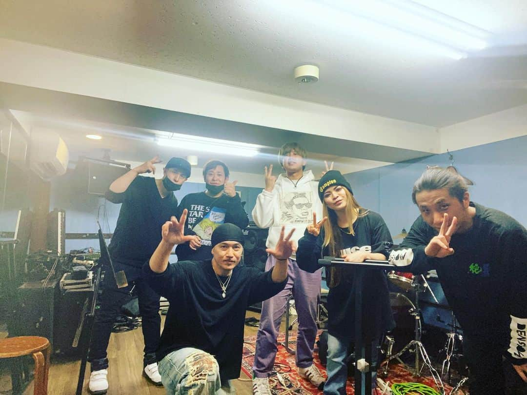 奥本健さんのインスタグラム写真 - (奥本健Instagram)「3/12 Flashback night リハ  いやぁほんと楽しかった😂 hiphop R&B 好みでしかない音が飛び交います 3/12日 是非遊び来てさぁね かっけぇbandメンバーと髭okinawanな俺がイケてるMIXお届けします！ あぁ色々書きたい…… 3/12日まで我慢だぞken 😂  #rubyroomtokyo  #March12 #Flashbacknightvol1 #musicians #ken_okumoto #cover   タグ付け失礼✨」3月8日 21時31分 - ken_okumoto