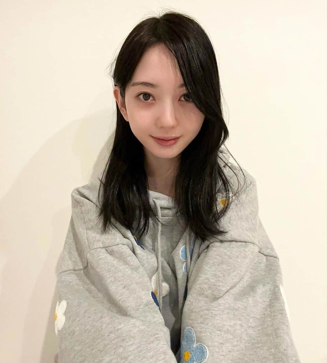 漆畑瑠菜のインスタグラム：「今のすっぴん😬  今1番やってよかった事はダーマペン🫶 後はクマ取りたい...良い美容外科ないかな  #肌治療#ダーマペン#エステ#ピーリング#美意識  #トーニング#スキンケア#クマ取り したい#すっぴん #ライバー#新人女優#黒髪ロング」