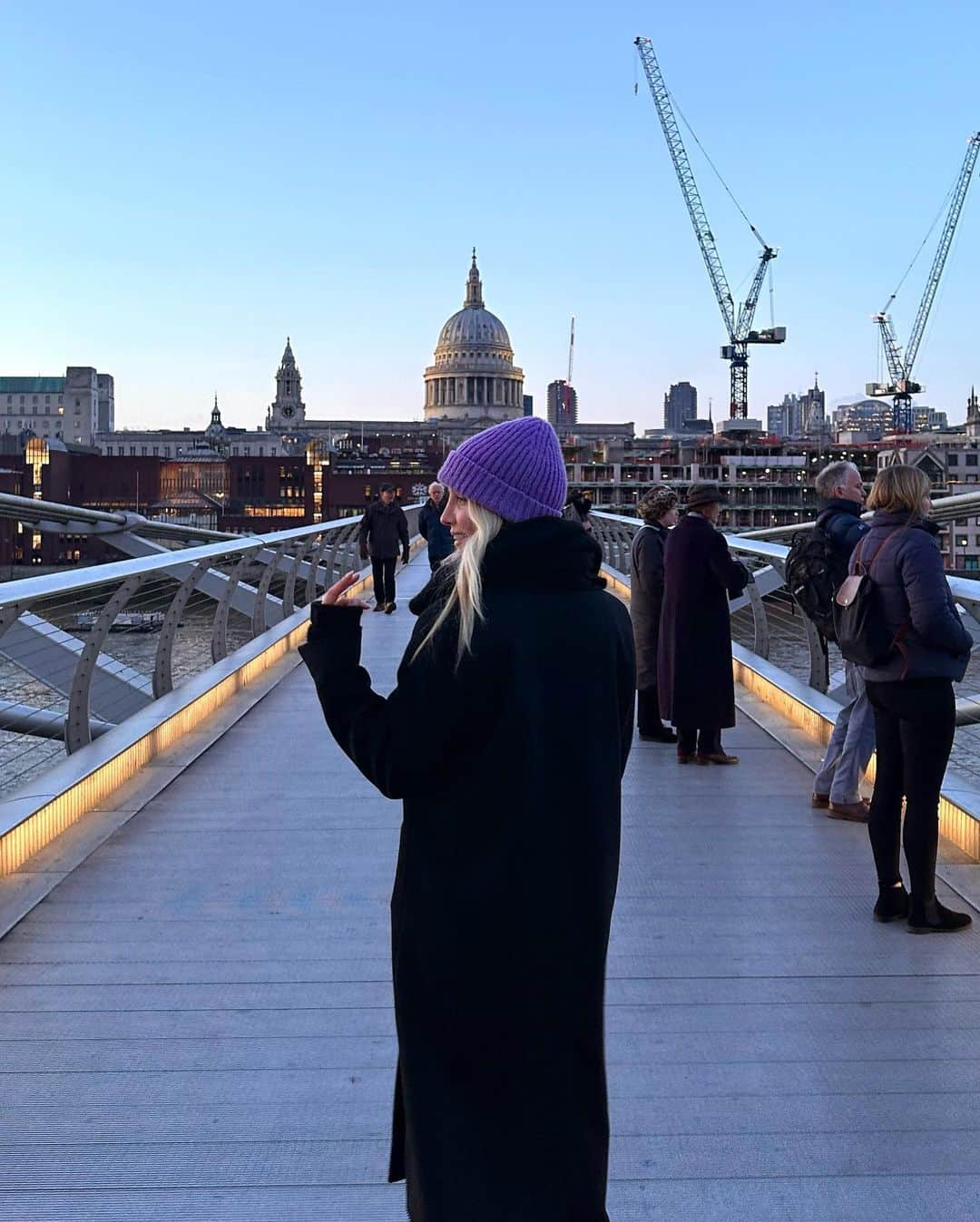 アナベル・ウォーリスのインスタグラム：「Hello London 👏」
