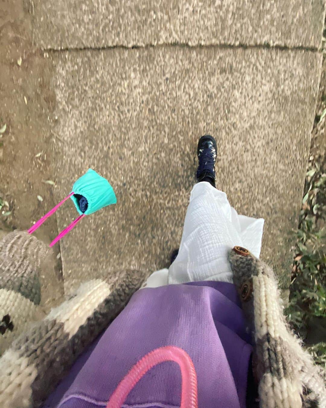 堀舞紀のインスタグラム：「🛝  もぉ outerなんて着ない くらいアッタカイから 季節外れ👾👾コーデ。  この日は 本当に寒かったけど 珍しい公園いって et.の靴忘れて (常習犯) 裸足🤪🤪  子供って 寒さに強いなー って思って見てたけど…  あ。  そーだ。  まだ喋れないんだった、この人。  😗ごめ。  #行き先変更で #初めての公園 #当たりだった 🤣 常に行き当たりばったりで 生きています。私達🙋🏽‍♀️。  #母親服装 #kidsfashion  #子育て記録」