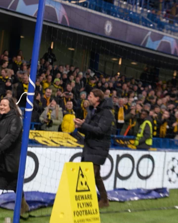 のインスタグラム：「Danke für den gestrigen Support unserer Mannschaft und für den überragenden Empfang in der Kurve. #championsleague #london #bvb #chelsea #support #echteliebe  @bvb09 @blackyellow @championsleague  Fotos/Videos: @yoshi_blub」