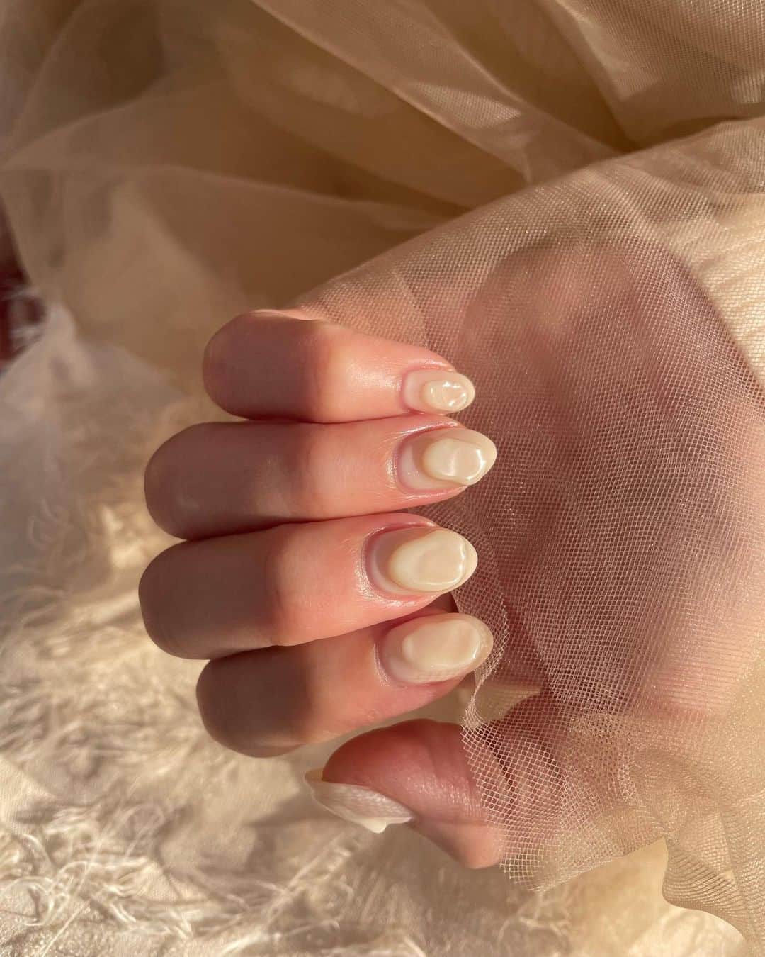 いのうえです。さんのインスタグラム写真 - (いのうえです。Instagram)「ㅤㅤㅤㅤㅤㅤㅤㅤㅤㅤㅤㅤㅤ ものすこ~く悩んだ 今月の𝗇𝖺𝗂𝗅 ☁️  かわいいなって思ったデザインが ちょっと普段のお洋服の雰囲気に カジュアルすぎて合わなそうで... でもやりたいなぁって悩んでたら @akane.4.8 さんが透明感と 白の色味とつぶつぶの感じを 私に合うように調整してくれて 似合わせててくれた🥹🫱🏻‍🫲🏼✨ 神!!!!ってなりました  練乳みたいなぷにぷにと🥛 やってみたかったすなジェル  めちゃくちゃかわいくてお気に入り♡ あかねさんありがとうございました😌 #ジェルネイル#ネイル」3月8日 21時38分 - i_mao__
