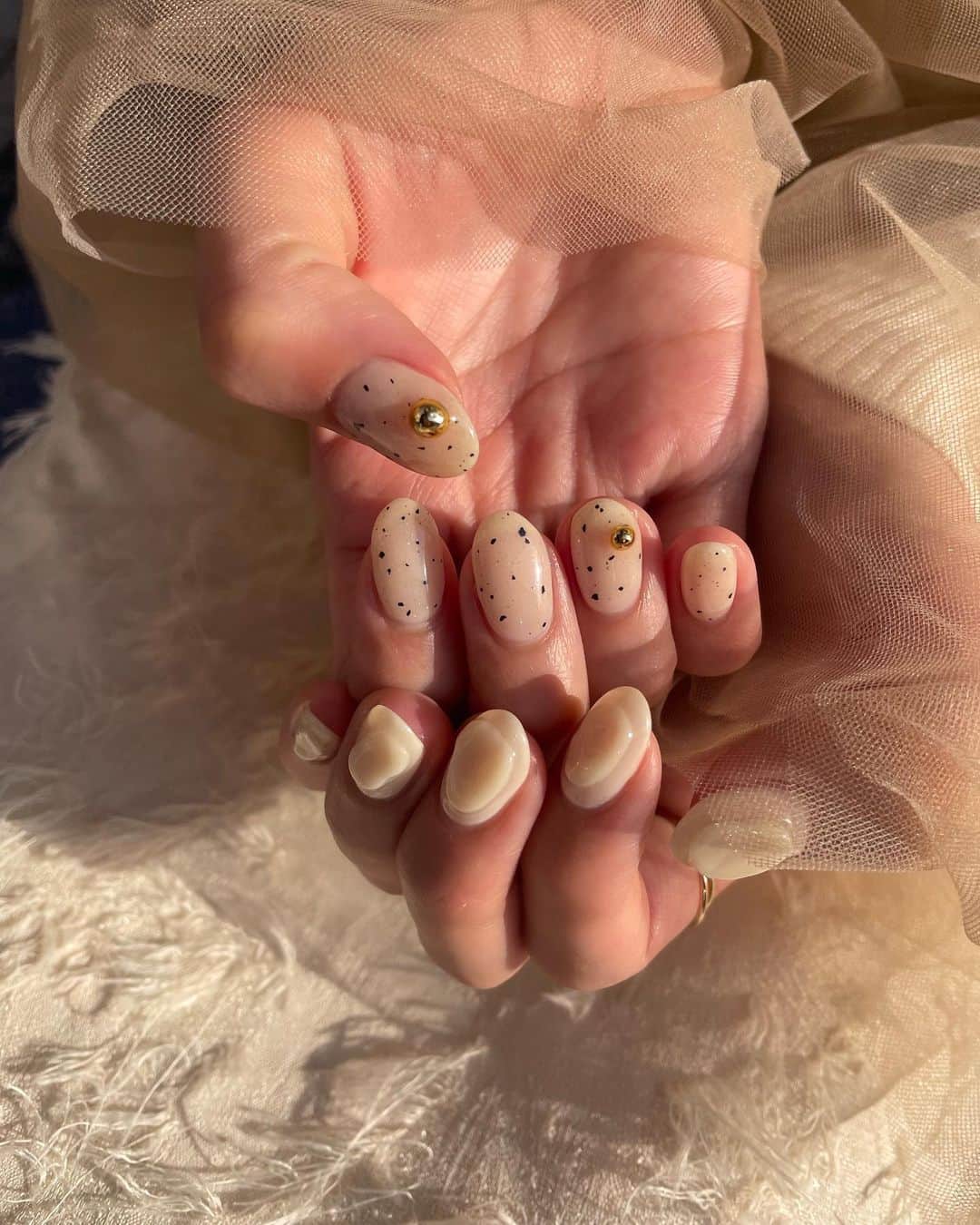いのうえです。のインスタグラム：「ㅤㅤㅤㅤㅤㅤㅤㅤㅤㅤㅤㅤㅤ ものすこ~く悩んだ 今月の𝗇𝖺𝗂𝗅 ☁️  かわいいなって思ったデザインが ちょっと普段のお洋服の雰囲気に カジュアルすぎて合わなそうで... でもやりたいなぁって悩んでたら @akane.4.8 さんが透明感と 白の色味とつぶつぶの感じを 私に合うように調整してくれて 似合わせててくれた🥹🫱🏻‍🫲🏼✨ 神!!!!ってなりました  練乳みたいなぷにぷにと🥛 やってみたかったすなジェル  めちゃくちゃかわいくてお気に入り♡ あかねさんありがとうございました😌 #ジェルネイル#ネイル」