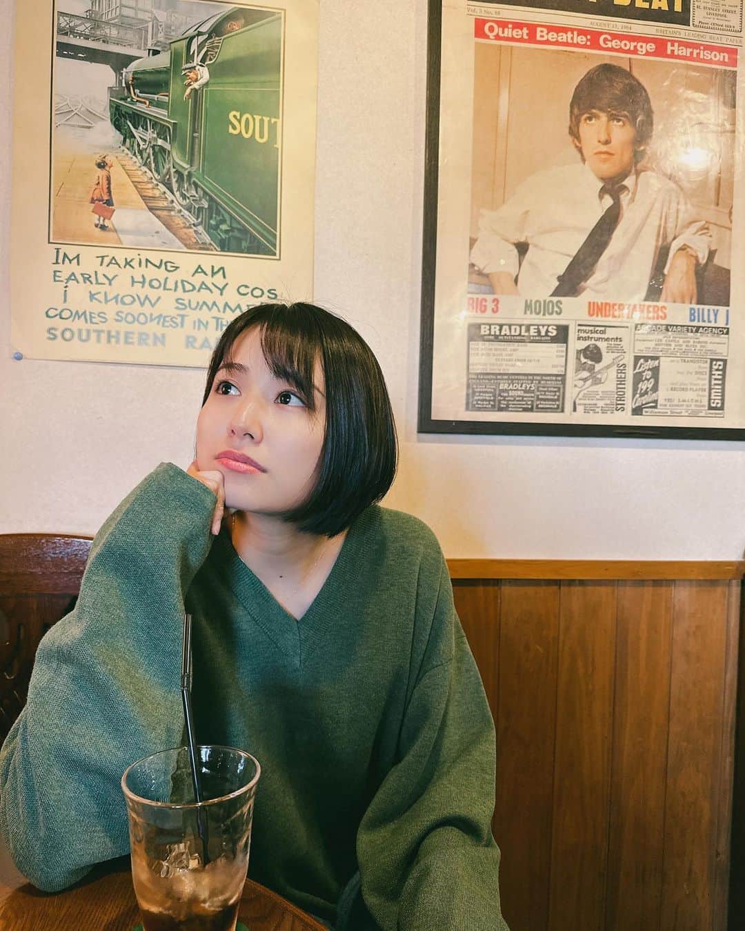 のインスタグラム：「・  You say Yes, I say No You say Stop, and I say Go go go. Oh, no!  You say Goodbye, and I say Hello, hello hello.  の部分が脳内で無限ループしとる。このカフェに行ってから☕️  ・  カフェでビートルズを聴きながら、友達と語り合った内容はもう忘れてしまったっちゃけど、本当に楽しかった事だけ覚えとる🕺🏻✨  ・  アイスコーヒーが美味しい。お天気ポカポカで、この時間が幸せや。  ・  あ、そやそや。 ロンバケについて語りあっとった🤤 ・  緑ニット @items_urbanresearch」