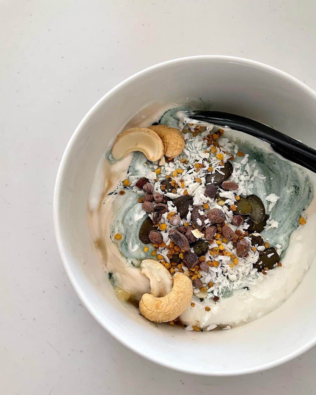 芝彰子さんのインスタグラム写真 - (芝彰子Instagram)「🌍  coconut yogurt cashew nuts cacao nibs pumpkin seeds bee pollen coconut shered raw spirulina  .  少し暖かくなってきた最近は 朝のヨーグルト🥣を再開。  果物は🍎か🍊。 🍌は身体を冷やしやすいのでたまーに。  とーっても美味しい大粒カシューナッツを @live.weller で偶然見つけて 毎日食べるのが最近の密かな楽しみ…♥︎  そしてもちろんこの他にも お味噌汁やらスープ類 ＋マフィンやら干し芋、卵etc...を😋  フルーツだけ、ヨーグルトだけは 1日の代謝を上げるエネルギー不足&冷やすので まだ寒いので避けるように💡  #yogurtbowl #vegan #breakfast #veganyogurt #earthbowl #タベルモ #ヨーグルトボウル #朝ごはん #腸活 #代謝アップ」3月9日 8時29分 - akiaki1221
