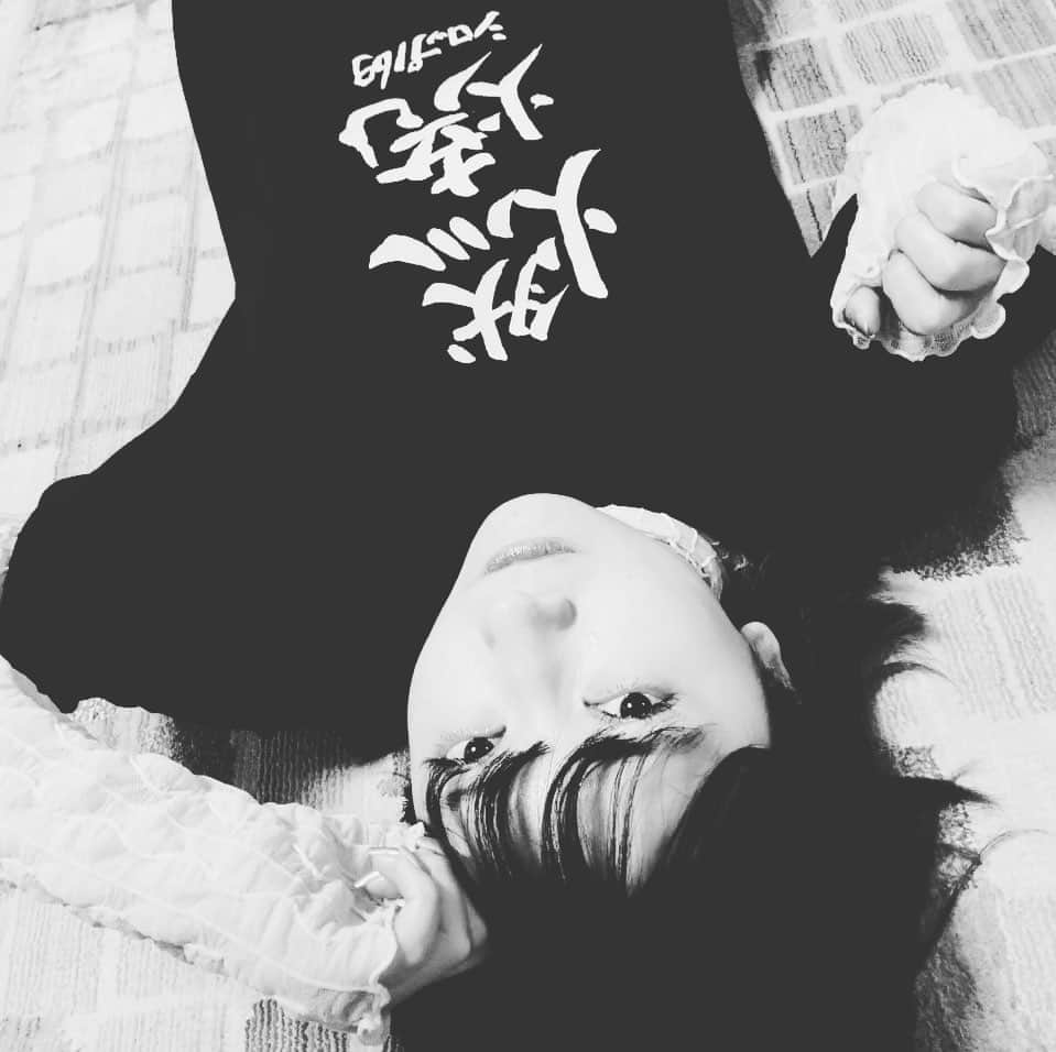 清水楓さんのインスタグラム写真 - (清水楓Instagram)「お家にあるsyrup16gTシャツを着ましたシリーズ燃焼  #syrup16g #燃焼 #syrup16gT」3月9日 7時05分 - kaede_shimizu