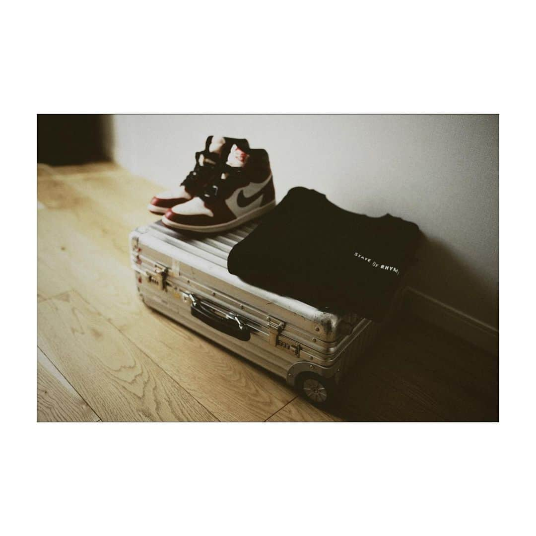 UZのインスタグラム：「Good morning😆  https://stateofrhyme.base.shop/  #STATEOFRHYMES #aj1chicago」